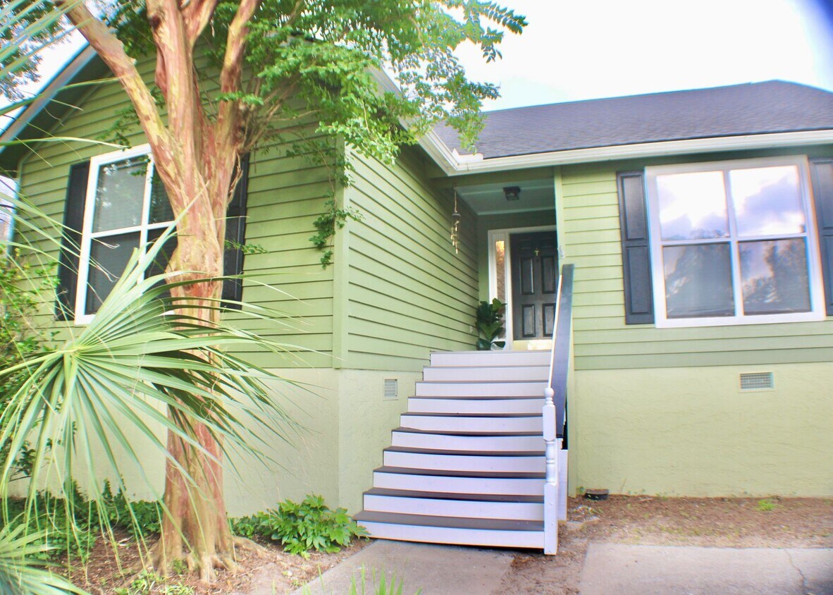 Primary Photo - Home In the Heart of Mt Pleasant!
