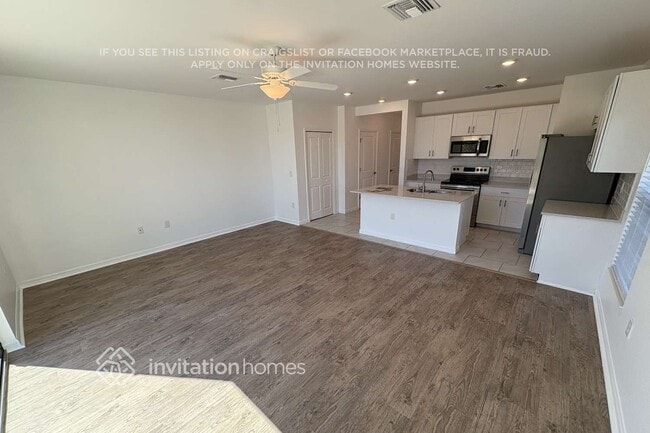 Building Photo - 2011 E Landings Wy