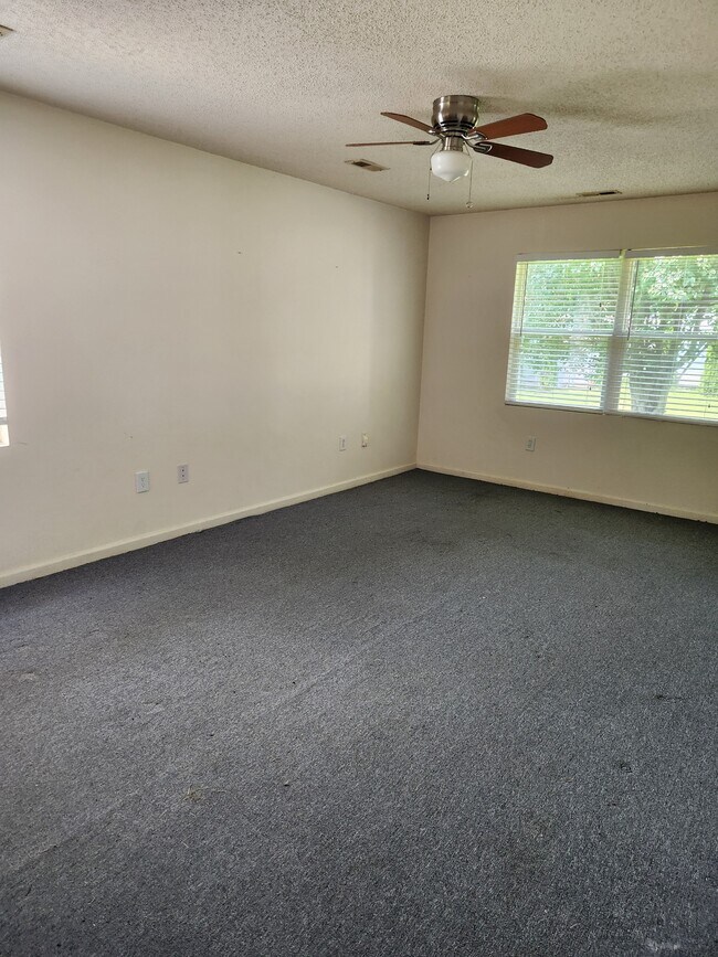 Building Photo - 213 Bishop Ln