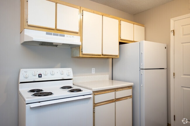 2BR,1BA - 933SF - Kitchen - Landings & Villas of Hickory