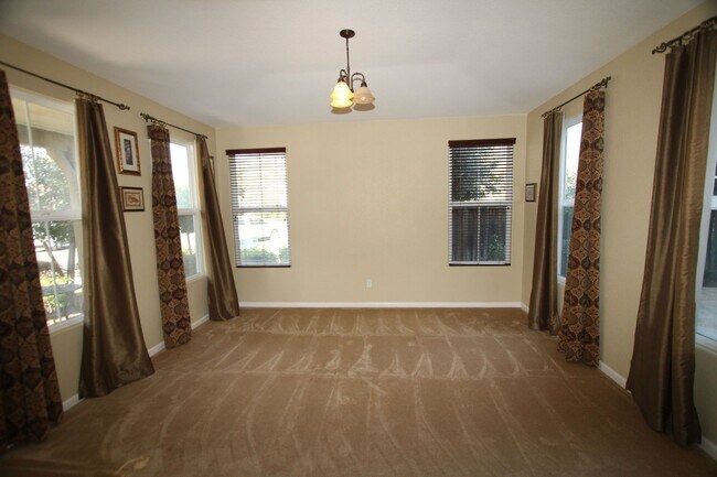 Foto del edificio - EDEN SHORES SPACIOUS DESIRABLE HOME AVAILA...