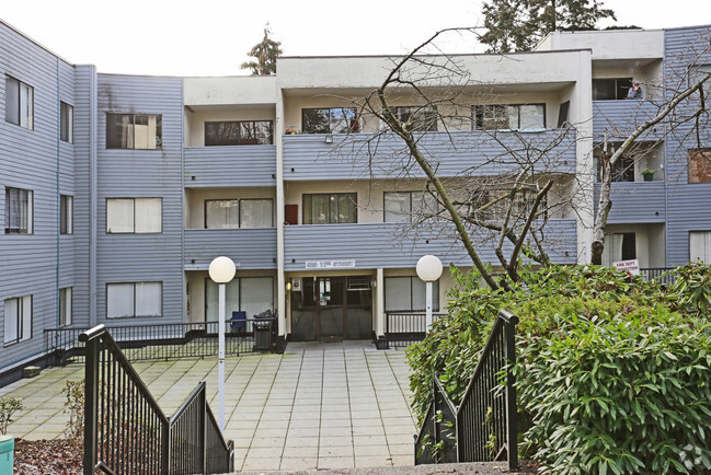 Photo du bâtiment - West Coast Apartments