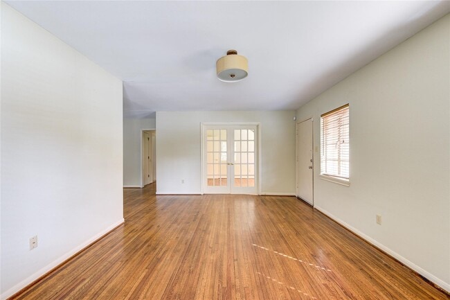 Foto del edificio - 3930 Drake St