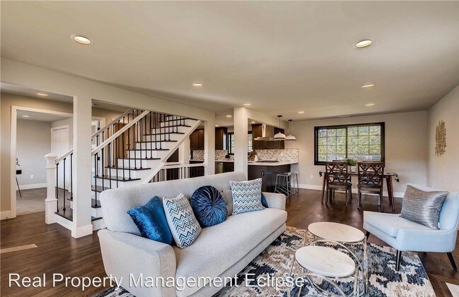 Foto del edificio - 5 br, 4 bath House - 16745 Burke Ave N.