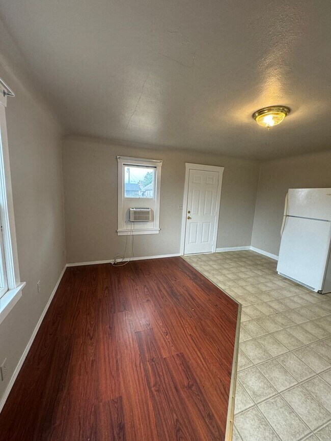 Foto del edificio - Non-Refundable & Security Deposit Total: $...