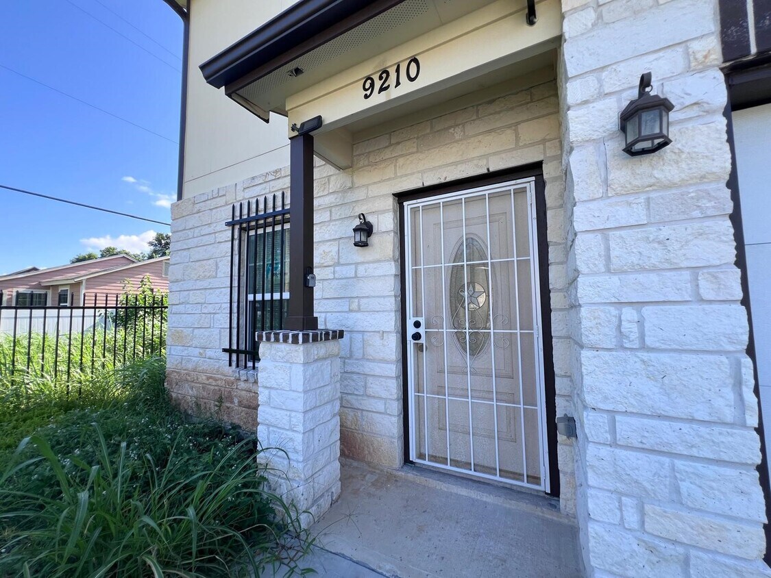Building Photo - 9210 Martell St
