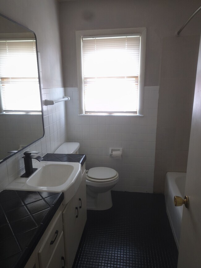 Foto del edificio - 5825 N 76th St