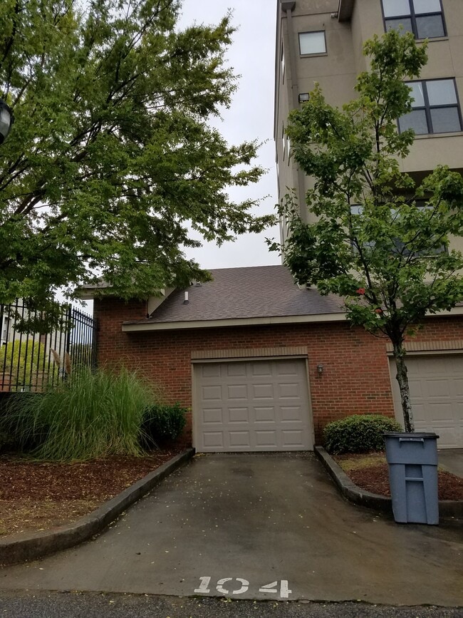 Private Garage - 898 Oak St SW
