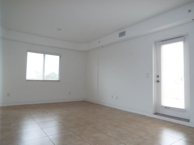 Building Photo - 1100 Pine Ridge Rd