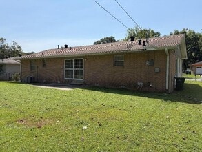 Building Photo - 8000 Edwina Dr