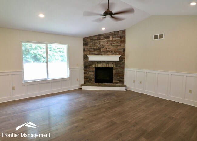 Foto del edificio - Large Home In A Quiet Neighborhood Off Of Scenic Drive