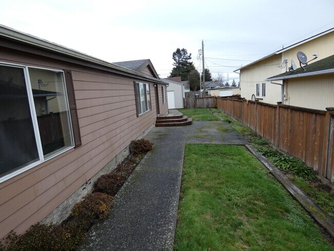 Building Photo - Spaciously Charming Large Garage!