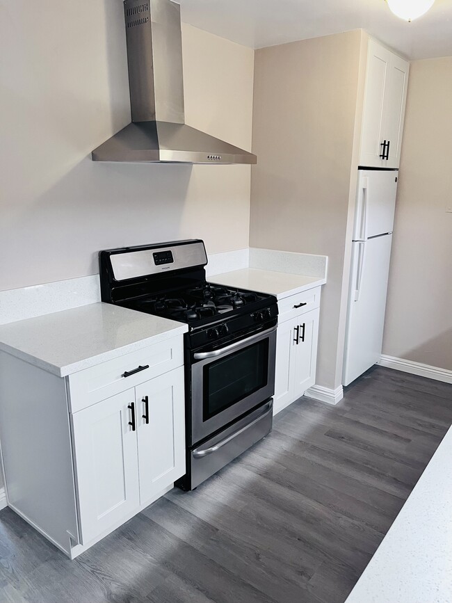 Building Photo - 385 Vernon Dr