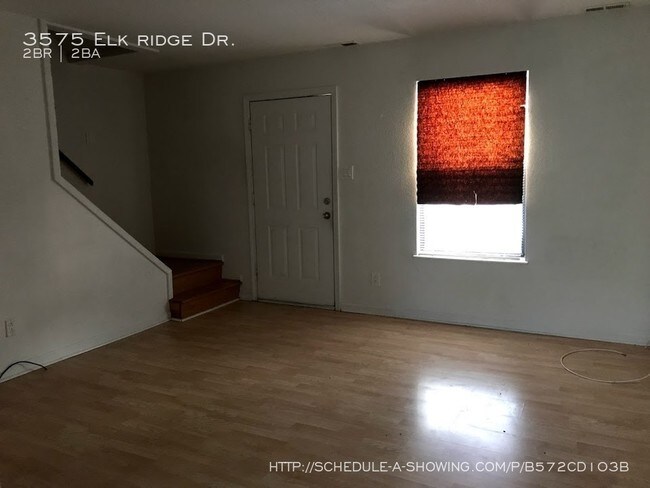 Building Photo - 2bedroom, 1.5 bath townhome, walkout basement