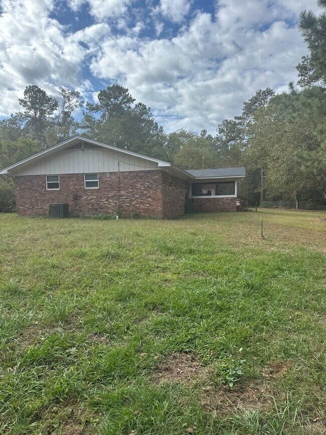Parte trasera de la casa. Porche con mosquitera. - 13978 Gristmill Creek Rd