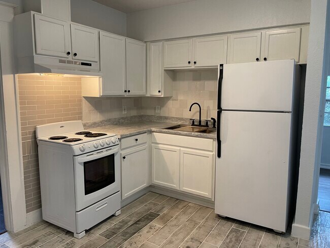 Kitchen - 129 Hibiscus Ct