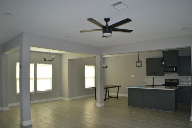 Building Photo - 9837 Fabiola Dr