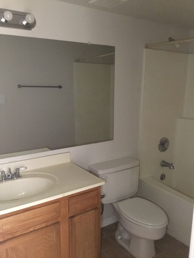 Foto del edificio - Beautifully remodeled 2bed/2ba Townhome - Ask about our Move-in Specials