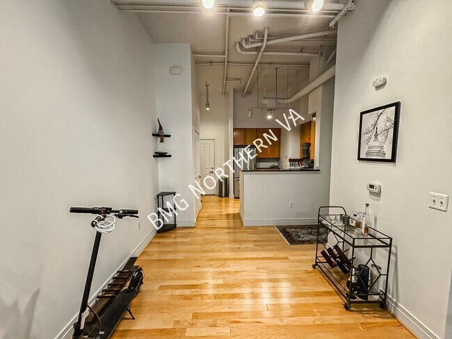 Foto del edificio - 2220 Fairfax Dr