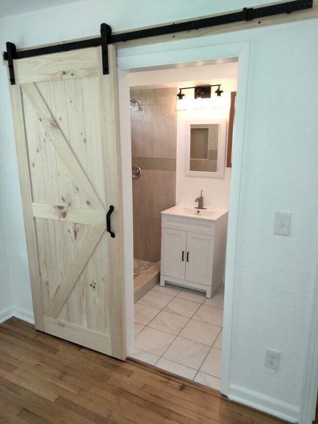 Building Photo - 424 Seagate Ave