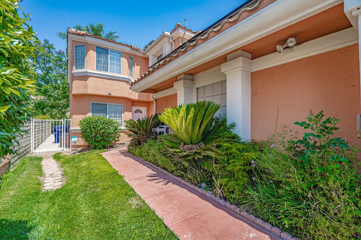 Primary Photo - 3 Bedroom Home for Rent in Stevenson Ranch.