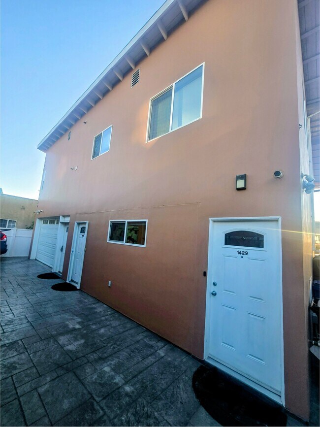 Puerta principal - 1429 S Sycamore Ave