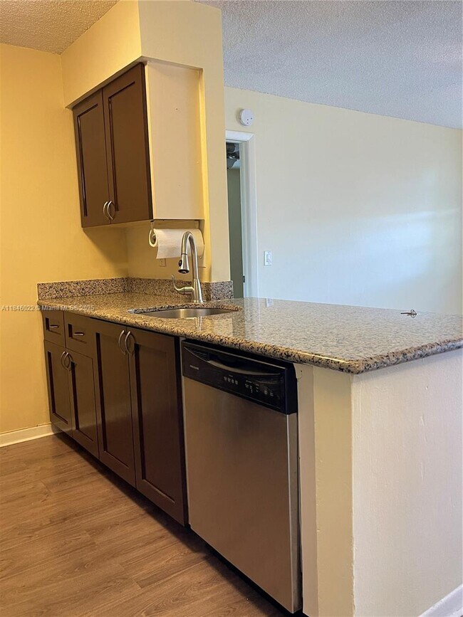Foto del edificio - 10428 NW 8th St