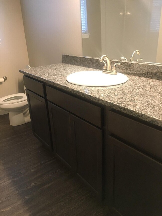 Foto del edificio - 717 E Street