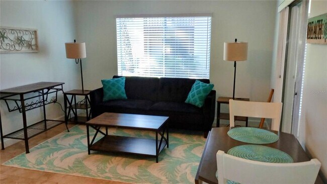 Foto del edificio - 4215 E Bay Dr