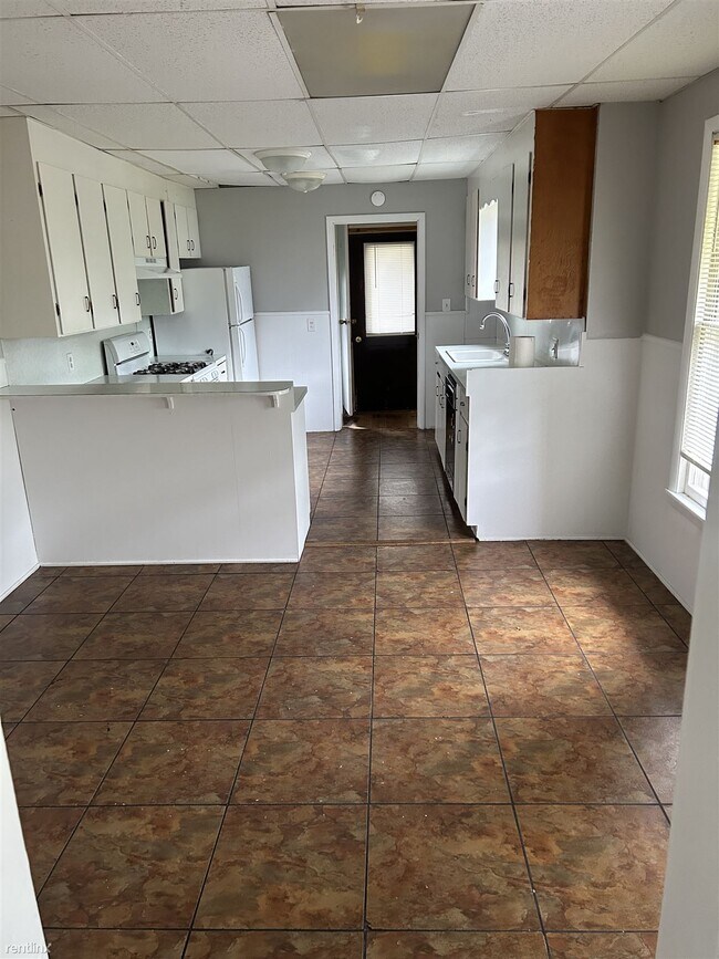 Building Photo - 3 br, 1.5 bath Duplex - 405 Church Street