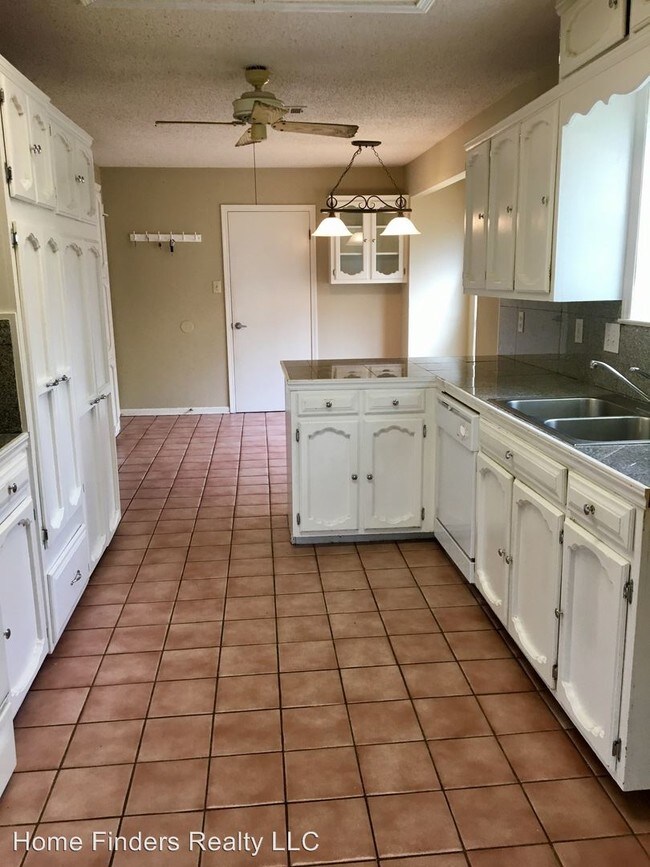 Foto del edificio - 4 br, 2.5 bath House - 6322 Chaucer Dr.