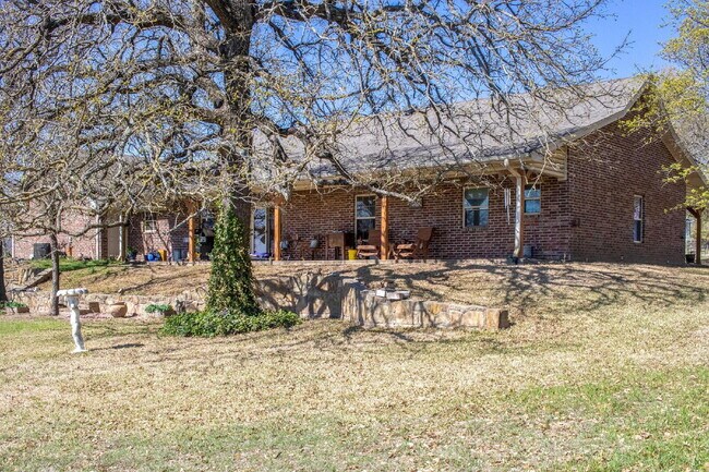 Foto del edificio - 3 bedroom home on acreage
