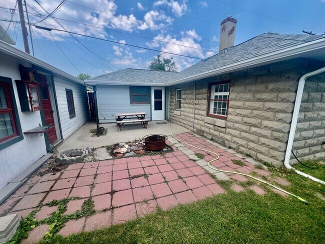 Foto del edificio - Pet Friendly 2 Bed 1 Bath House With Fence...