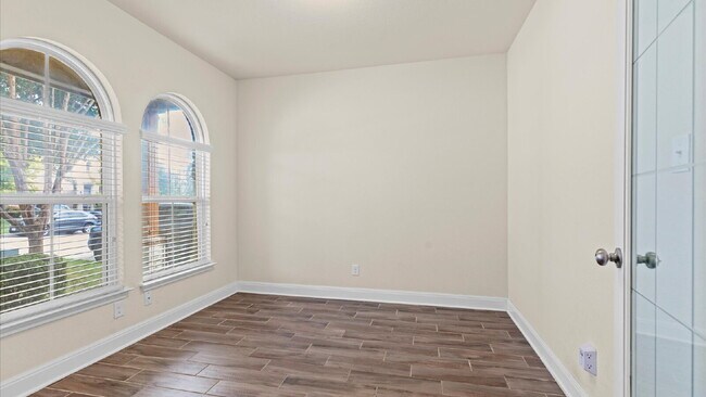 Foto del edificio - Spacious 4-Bedroom Home with a Backyard Oasis!