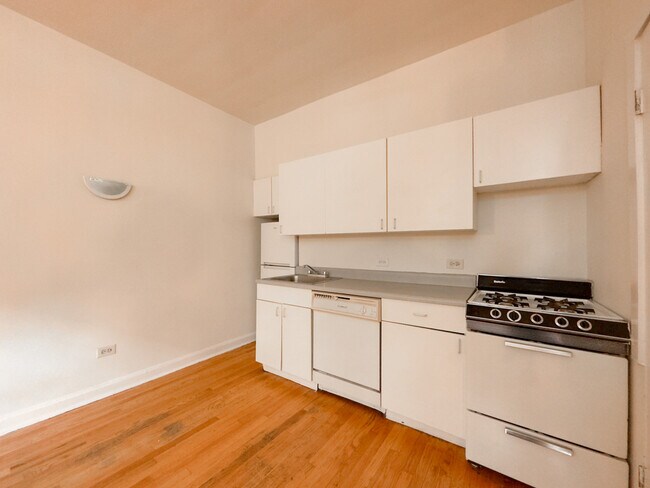 Building Photo - 821 W Waveland Ave