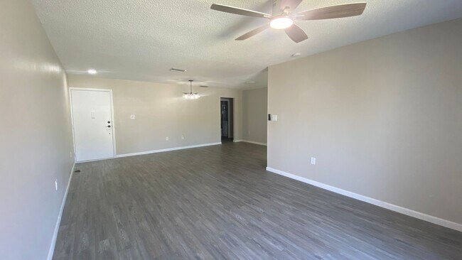 Foto del edificio - Beautifully Remodeled Ground Floor 2-Bedro...