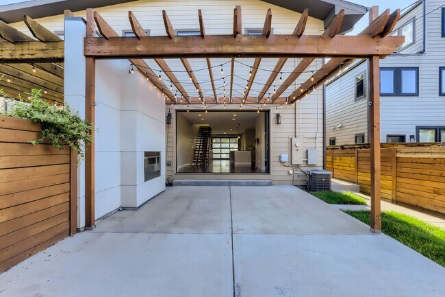 Foto del edificio - Modern 4-Bedroom Home with Designer Finish...