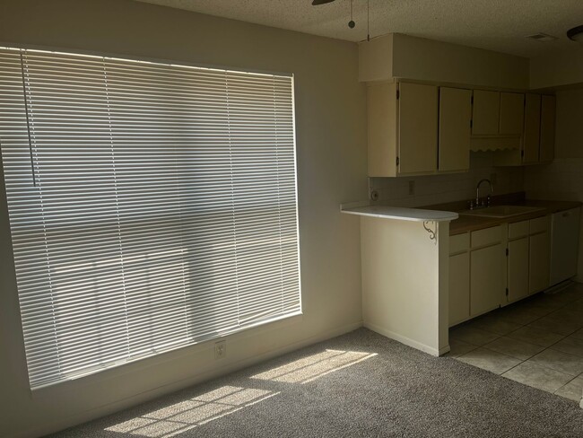 Building Photo - 1 BEDROOM 2ND FLOOR CONDO UNIT WITH ON SIT...