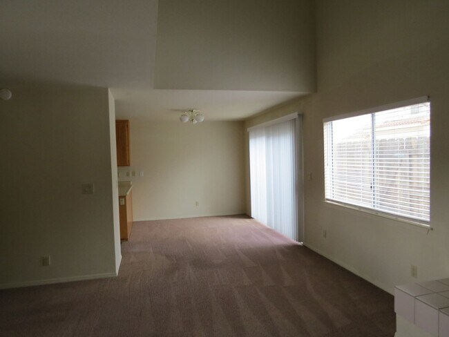 Building Photo - 450 Avenida De Socios