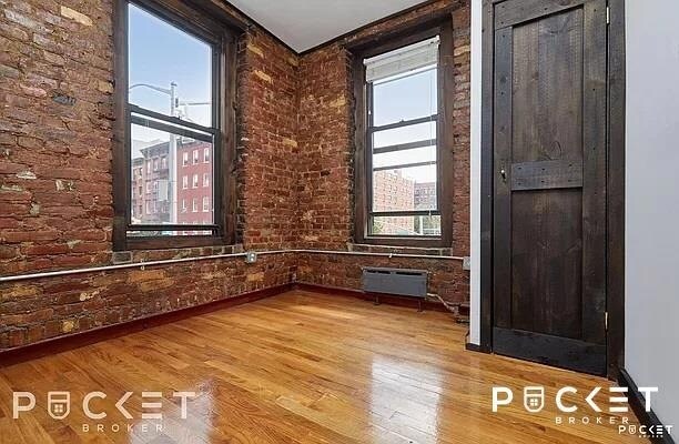 Building Photo - 441 E 12th St