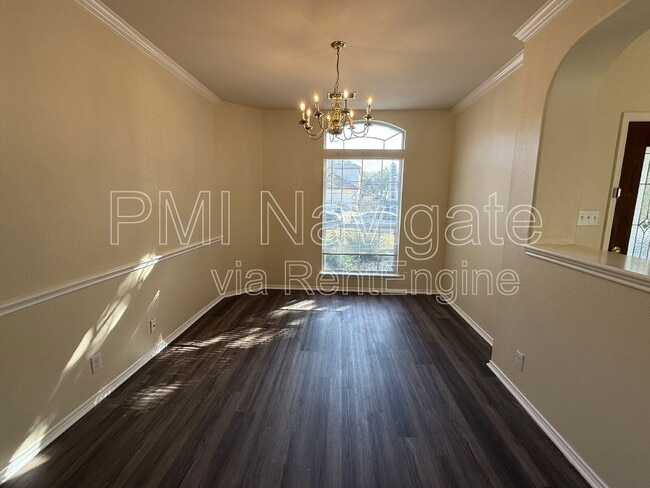 Building Photo - 827 Visor Dr