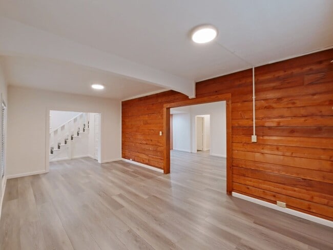 Building Photo - 5 Bed Rental in Convenient Location!