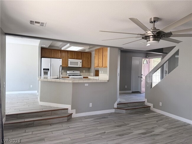 Foto del edificio - 977 Plantain Lily Ave