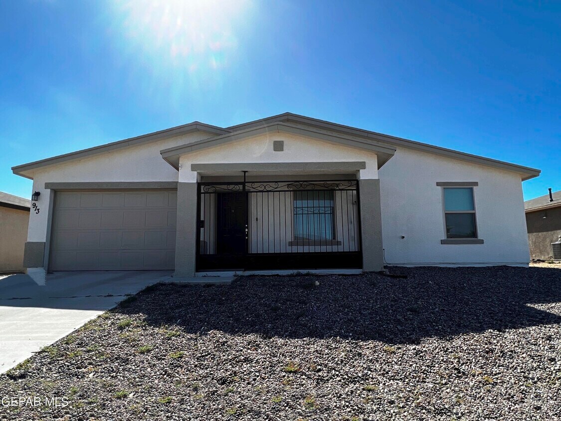 Primary Photo - 913 Galaxia Dr