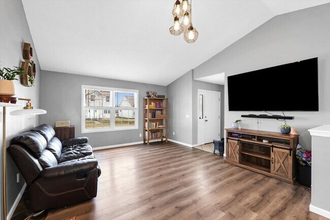 Foto del edificio - 3 Bedroom house with Finished Basement - Available August 2026