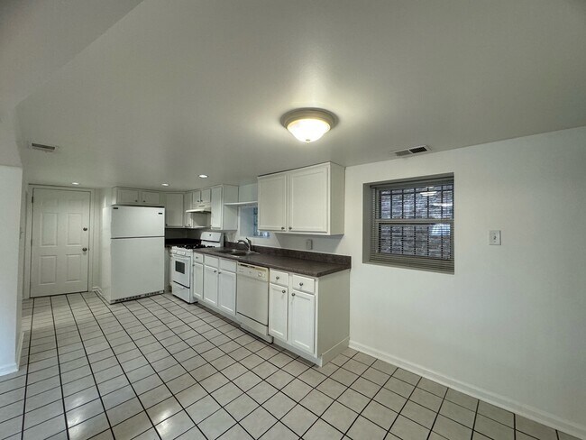 Foto del edificio - 2344 W Barry Ave