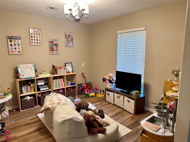 Building Photo - 28903 Twisted Oak Dr