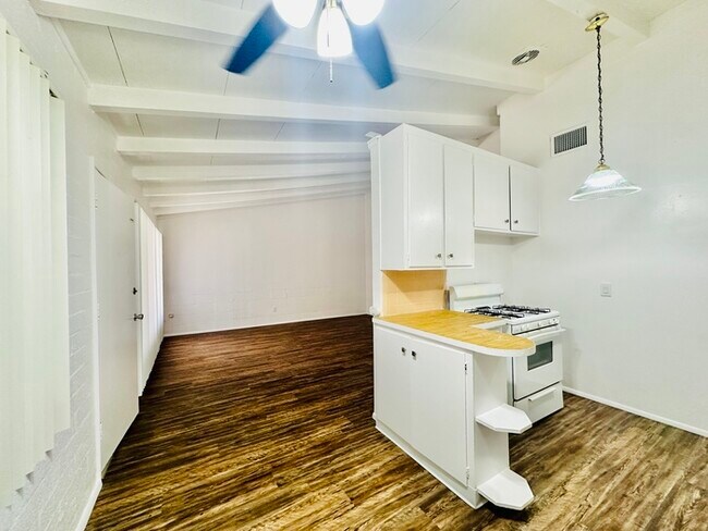 Foto del edificio - Spacious 2 Bedroom with New Flooring/Paint...