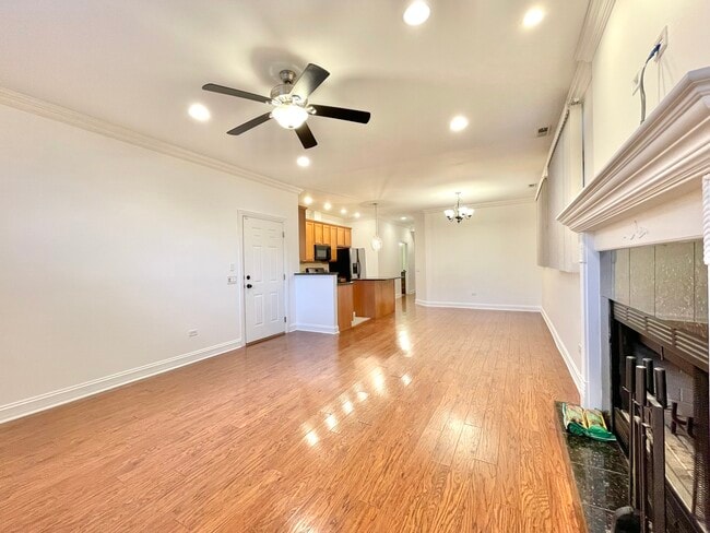 Building Photo - 4335 W Dickens Ave