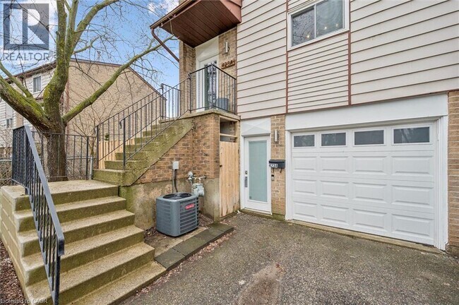 Building Photo - 423 Cadbury Ct